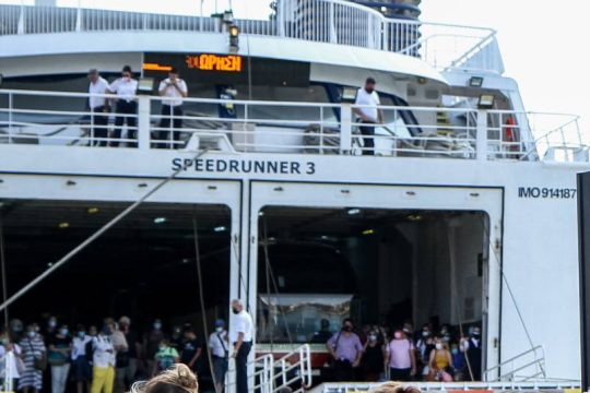 Ουρές και καθυστερήσεις στην πρώτη έξοδο των ταξιδιωτών