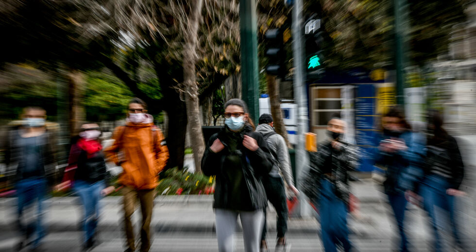Ανέβηκαν ξανά τα κρούσματα, αύξηση εισαγωγών στα νοσοκομεία