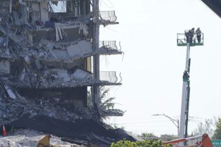 Εσπευσμένη κατεδάφιση λόγω τροπικής καταιγίδας