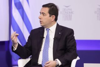 Ο Νότης Μηταράκης πυροβολεί τα πόδια του