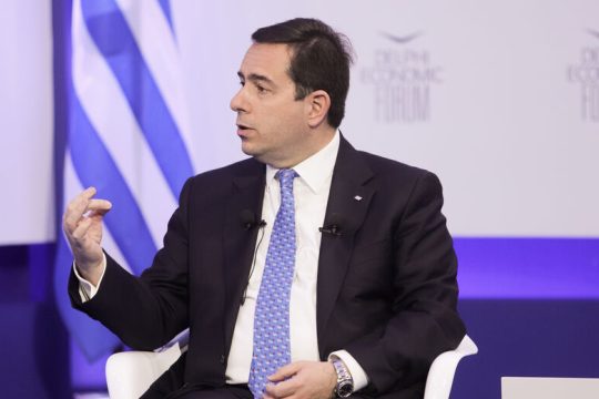 Ο Νότης Μηταράκης πυροβολεί τα πόδια του