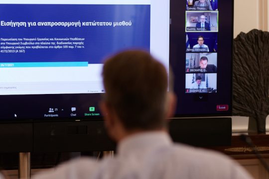 Οργή στην αντιπολίτευση για τα ψίχουλα Μητσοτάκη στους εργαζόμενους