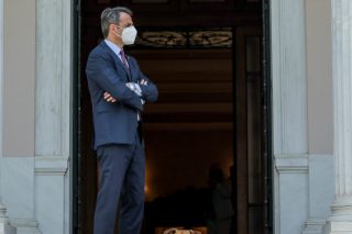 Υπουργοί στον πάτο, ο αρχηγός στον θρόνο του
