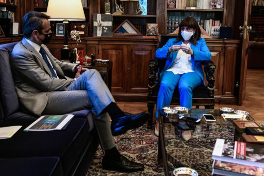 Ζητά αλληλεγγύη από τους πολίτες, «ξεχνά» την υποχρέωση του κράτους