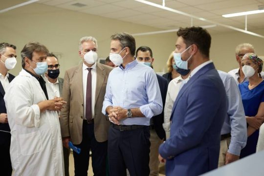 Έταξε κίνητρα σε γιατρούς και φαρμακοποιούς για να κλείνουν περισσότερα ραντεβού για εμβολιασμό