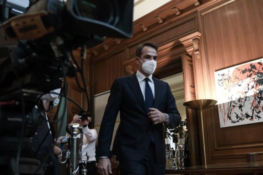Με μέτρα υποχρεωτικότητας και «προνόμια» επιχειρούν να προλάβουν τα χειρότερα