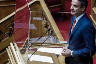 Εκοψε κορδέλες μέσα στη Βουλή!