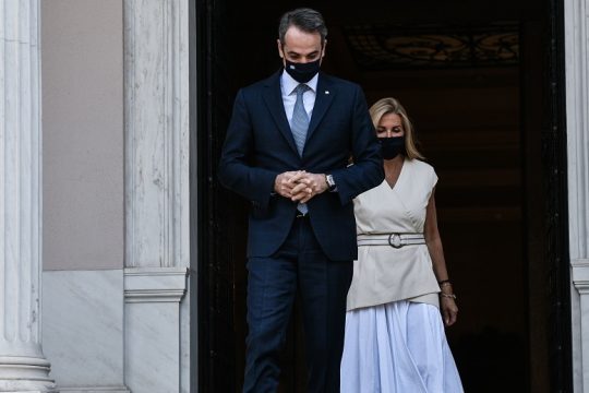 Ενα παγόνι και μία στρουθοκάμηλος