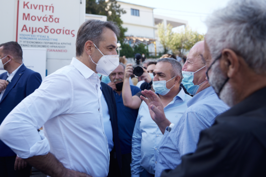 Επιστράτευσε εαυτόν ο πρωθυπουργός για να πείσει την Κρήτη να εμβολιαστεί