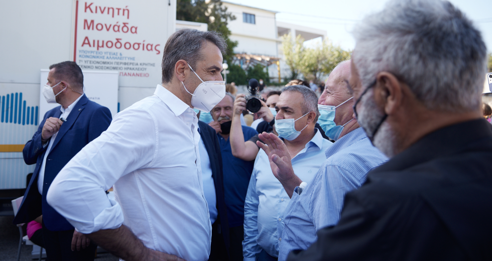 Επιστράτευσε εαυτόν ο πρωθυπουργός για να πείσει την Κρήτη να εμβολιαστεί
