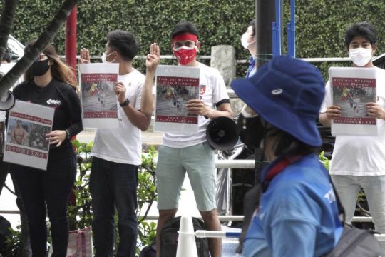 Διαδηλώσεις για τη συμπλήρωση 6 μηνών από το πραξικόπημα στη Μιανμάρ