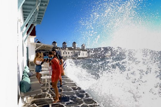 Οι κυβερνητικοί χειρισμοί απειλούν να τινάξουν τον τουρισμό στον αέρα