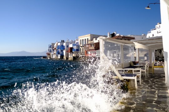 Οι κυβερνητικές παλινωδίες, η Μύκονος και τα καμπανάκια για τον τουρισμό