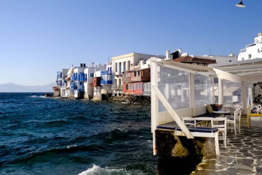 Οργή στη Μύκονο για τα έκτακτα μέτρα – Αιχμές δημάρχου και κομμάτων