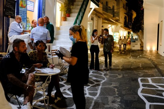 Μύκονος: Οι επιχειρηματίες καταγγέλλουν συνωστισμό στα σοκάκια – Τι προτείνουν