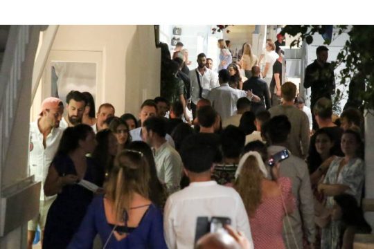 Κοίτα που η Μύκονος βελτιώθηκε σε δύο μέρες!