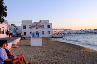 Η πανδημία (δεν) κάνει διακοπές στα νησιά