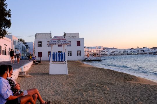 Η πανδημία (δεν) κάνει διακοπές στα νησιά