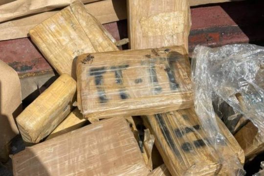 Βρέθηκαν 350 κιλά κοκαΐνης σε κοντέινερ με καφέ στον Πειραιά