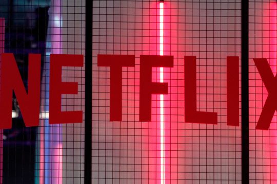 Το Netflix υποχρεώνει σε εμβολιασμό ηθοποιούς και τεχνικό προσωπικό
