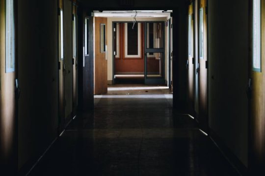 Δεκάδες βρέφη πέθαναν ή υπέστησαν εγκεφαλική βλάβη λόγω εγκληματικής αδιαφορίας σε βρετανικό νοσοκομείο