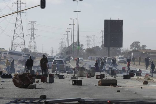 Μαίνεται η οργή στη Νότια Αφρική – Πλήγμα για τα νοσοκομεία εν μέσω πανδημίας