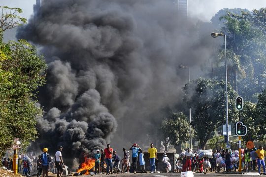 Η Νότια Αφρική βυθίζεται στο χάος