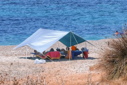 Γαύδος: Κατασκηνωτές καταγγέλλουν εμπορευματοποίηση του νερού