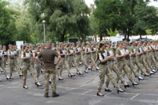 Οργή στην Ουκρανία για την παρέλαση γυναικών του στρατού με τακούνια