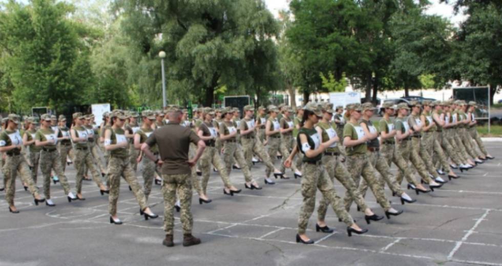 Οργή στην Ουκρανία για την παρέλαση γυναικών του στρατού με τακούνια