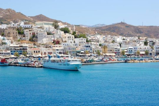 ‘Εξι 18χρονοι με κορονοϊό περίμεναν βοήθεια επί ώρες στην Πάρο