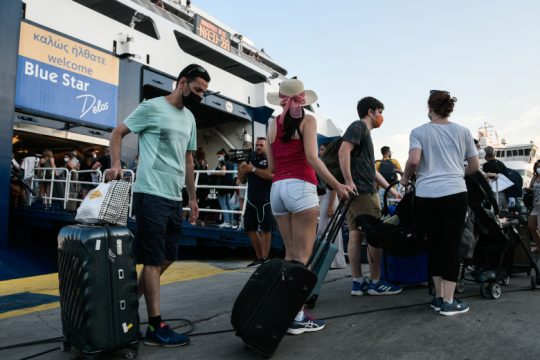 Πρεμιέρα για τα νέα μέτρα με εικόνες συνωστισμού στο λιμάνι του Πειραιά