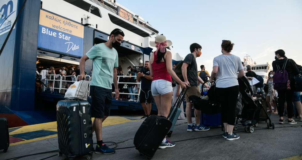 Πρεμιέρα για τα νέα μέτρα με εικόνες συνωστισμού στο λιμάνι του Πειραιά