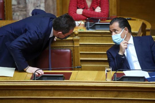 «Μπλέκουν τις γραμμές τους» και διχάζουν για τον υποχρεωτικό εμβολιασμό