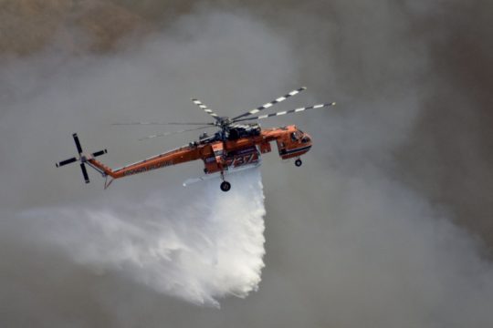 Μπαράζ πυρκαγιών στην Κρήτη – Απομακρύνθηκαν κατασκηνωτές στην Πρέβελη