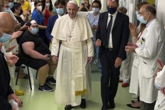Εκτός νοσοκομείου ο Πάπας Φραγκίσκος μετά την επιτυχημένη επέμβαση στο παχύ έντερο