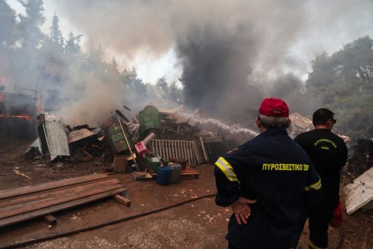 Με μικρές εστίες εξελίσσεται το μέτωπο σε Σταμάτα, Ροδόπολη και Διόνυσο
