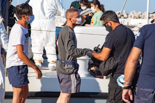 Συνελήφθησαν τρία άτομα ως διακινητές των προσφύγων που βρέθηκαν στη νότια Κρήτη