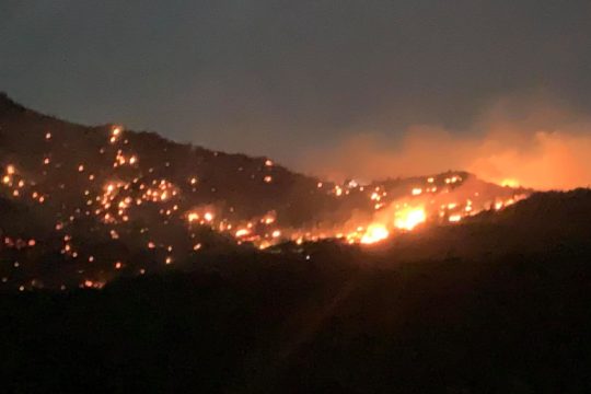 Για δεύτερη μέρα μαίνεται η φωτιά στην Ιεράπετρα – Σε ύφεση το μέτωπο