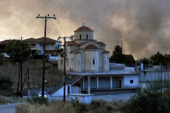 Σε επιφυλακή όλη τη νύχτα για τα πύρινα μέτωπα σε Κορινθία, Αργολίδα, Χαλκιδική