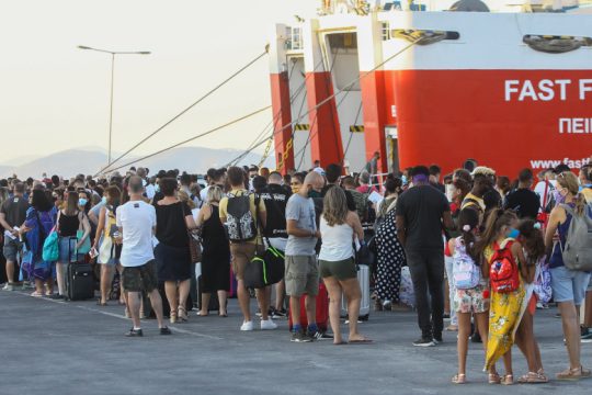 Συναγερμός στη Ραφήνα για δεκάδες κρούσματα σε πλοίο από την Ίο