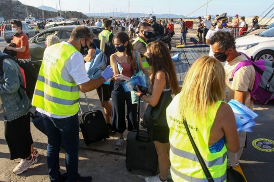 Σοβαρά ερωτήματα και καταγγελίες για τα κρούσματα κορονοϊού σε πλοίο