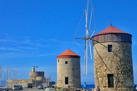 Υψηλά τα κρούσματα σε τουριστικούς προορισμούς και στην Αττική