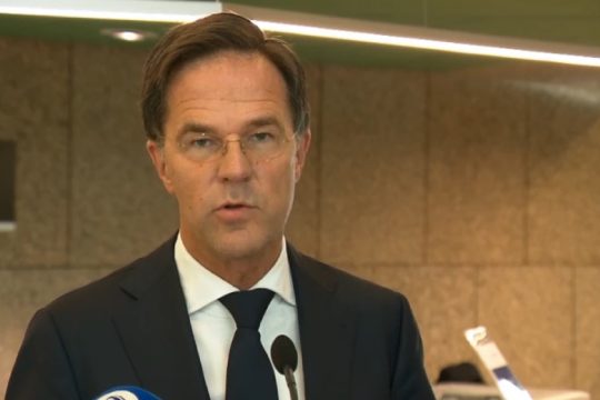 Ο Ρούτε ζητά συγγνώμη για την πρόωρη χαλάρωση των μέτρων στην Ολλανδία