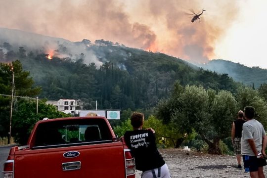 Σάμος: Μάχη με τα πύρινα μέτωπα