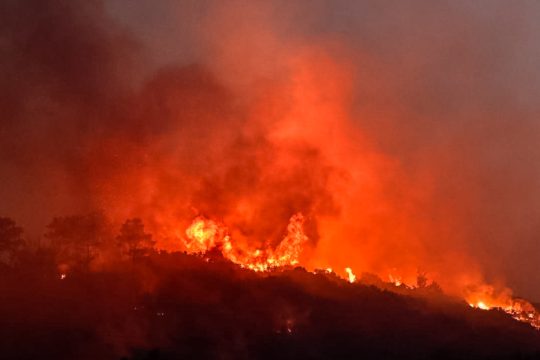 Δύσκολη νύχτα για τη Σάμο – Μαίνεται η μάχη με το πύρινο μέτωπο