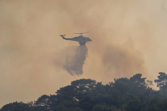 Μάχη με τις φλόγες στη Δροσιά Αχαΐας, σε ύφεση το μέτωπο στις παρυφές της Πάτρας