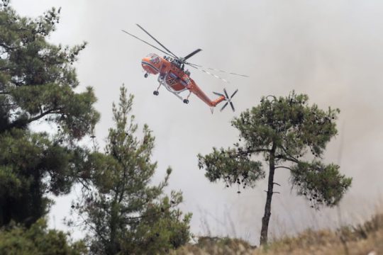 Υπό μερικό έλεγχο η φωτιά στο Σέιχ Σου