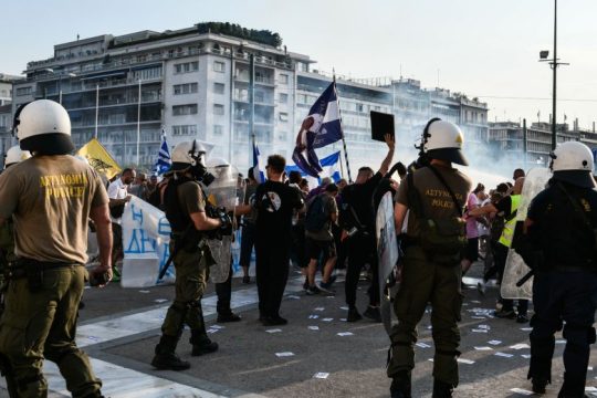 Με χημικά και αύρες «καθάρισαν» συγκέντρωση αντιεμβολιαστών με ακροδεξιό πρόσημο