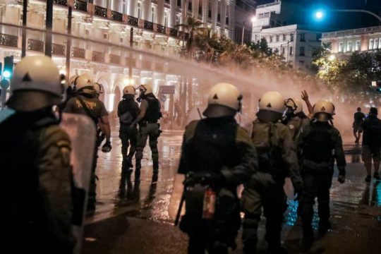 Ειδικός φρουρός μεταξύ των προσαχθέντων για τα επεισόδια αντιεμβολιαστών